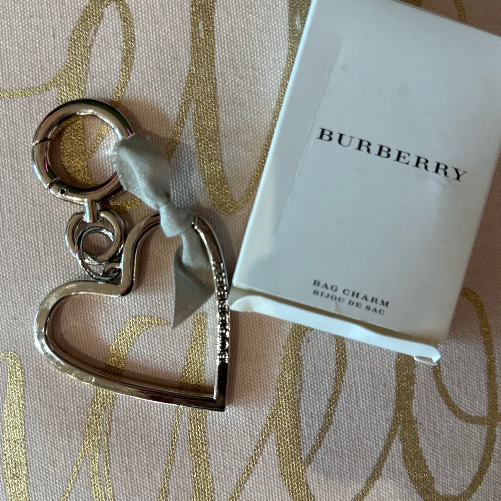 NIB Burberry Metallic Heart Key Holder with Ribbon